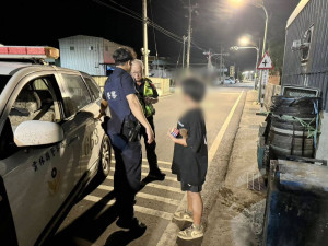 尋人小組員警在路旁發現女童/警方提供