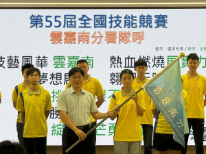 雲嘉南分署長劉邦棟(左)授旗代表選手李佳薰，期勉選手們在「第55屆全國技能競賽」旗開得勝。