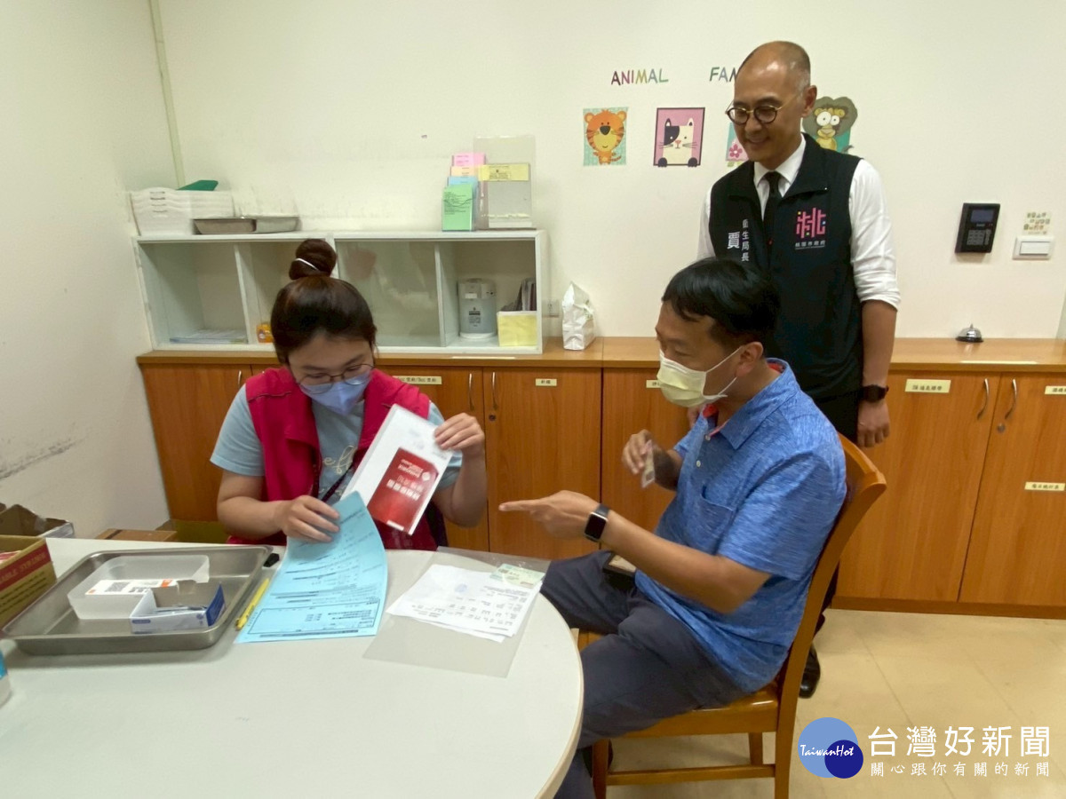 為瞭解接種準備情形，衛生局長賈蔚前往桃園區衛生所視察。