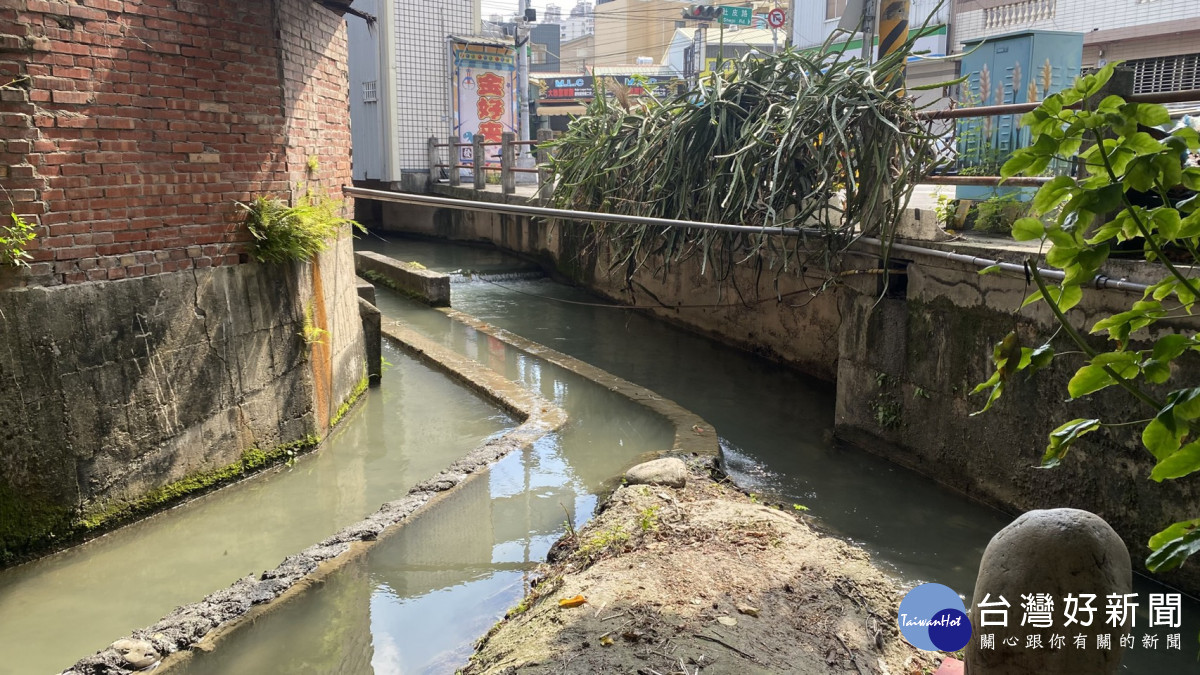 葫蘆墩圳西汴幹線社皮分線因泥沙淤積嚴重，導致水流速度緩慢。