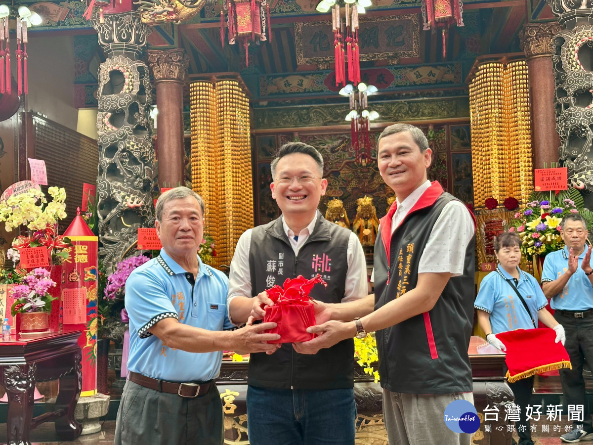 楊梅區頭重溪三元宮主任委員交接，蘇副市長祝賀新任主任委員吳錦鴻接任，期許其持續為地方注入新活力。<br />
