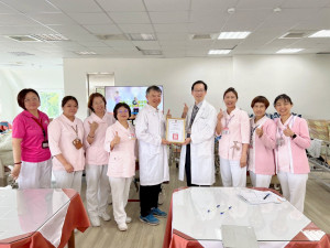 黃政斌副院長致贈感謝狀。