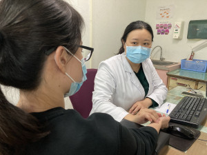 中醫師提醒注意解暑但有些性寒需適可而止。（南投醫院提供）