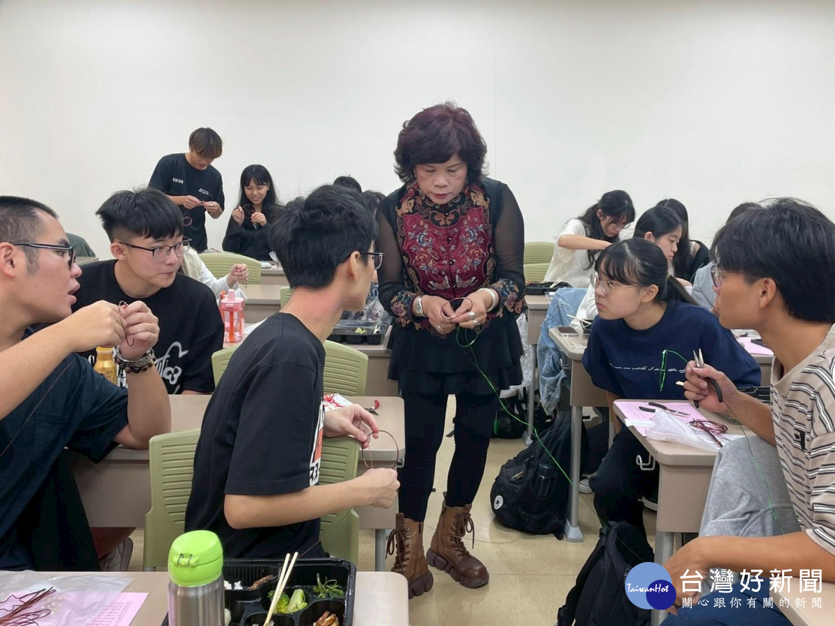 林碧雲女士向大學生示範鋁線雕塑