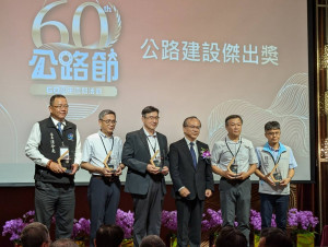 市府由建設局副局長顏煥義(左3)出席頒獎典禮