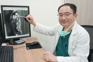 蘇銓男醫師與醫療團隊搶救10小時後，完成破裂主動脈切除與人工血管重建，才穩定病情。