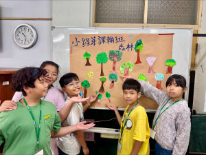 南家扶小綠芽課輔班不僅提供學科輔導,也規劃豐富多元活動,期盼透過寓教於樂的方式,提升孩子們的學習興趣,並培養自信心與解決問題的能力。