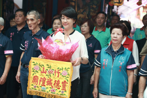 許淑華縣長前往參香祝壽。（縣府提供）