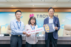 蔡秋貴女士與祐通星際公司捐贈救護車。