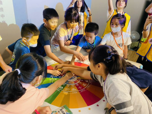 營隊活動結合租稅教育、聯合國永續發展目標(SDGs)與定向越野，幫助兒童學習稅知。
3 今年的「動物稅樂營」首度移師新竹市立動物園舉辦，讓學童們透過玩樂學習