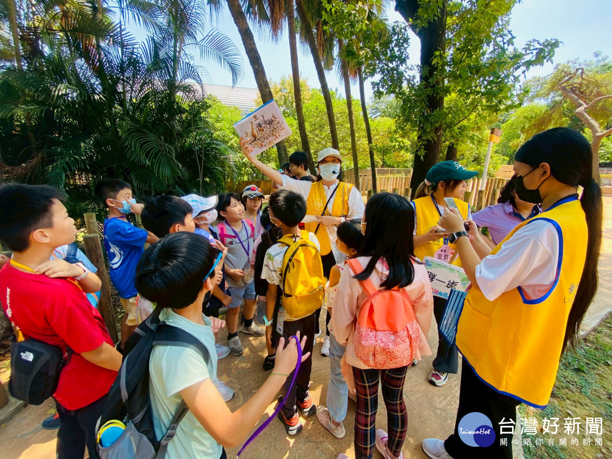 今年的「動物稅樂營」首度移師新竹市立動物園舉辦，讓學童們透過玩樂學習。