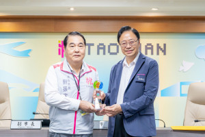 桃園市長張善政接受水務局呈獻榮獲經濟部水利署「113年度水患自主防災社區評鑑績優縣市」殊榮。