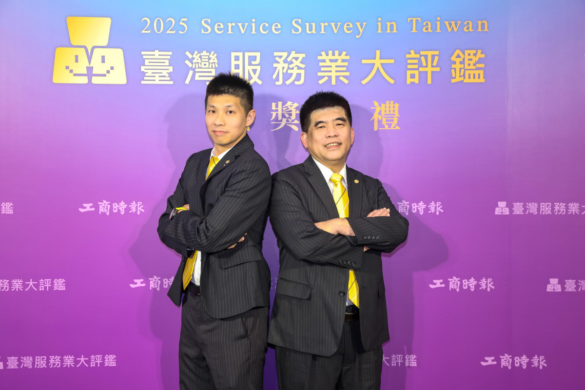 永慶房屋經紀人員溫勝安(左)落實誠實服務，獲2025服務尖兵獎肯定，全台僅30人獲獎。（圖/永慶房屋提供）