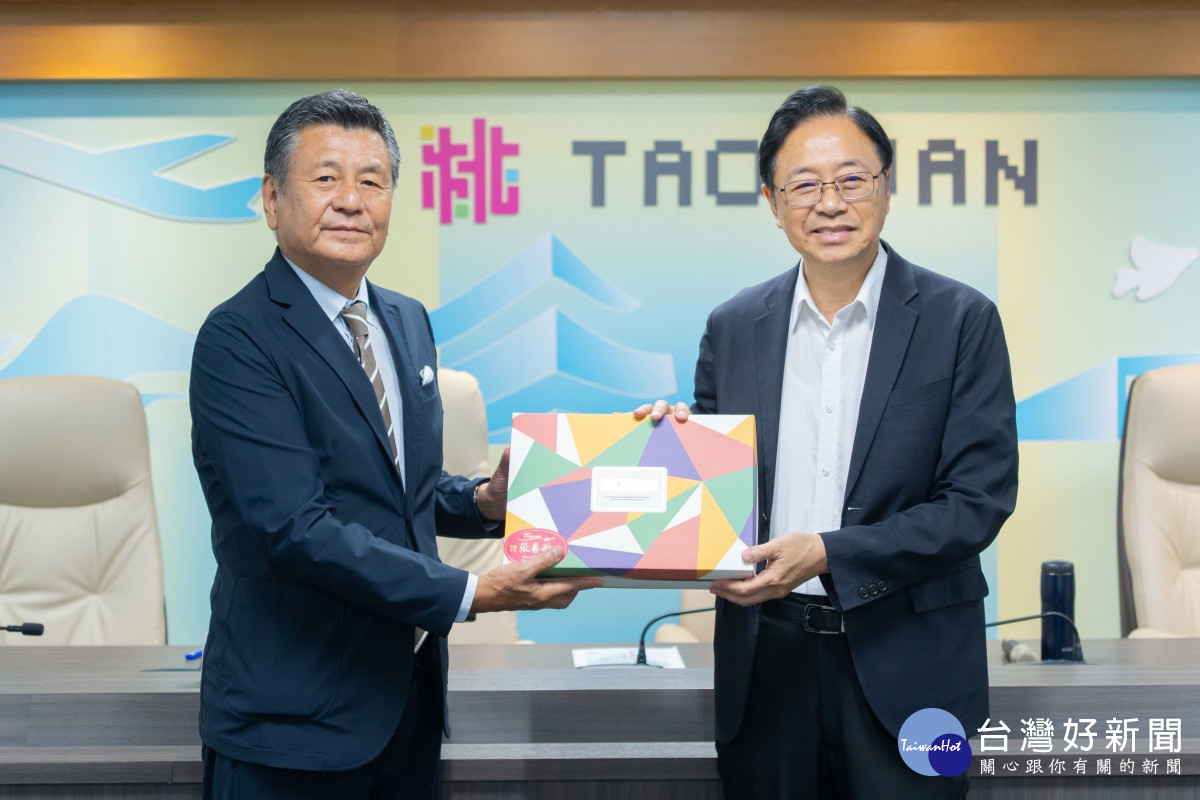 張市長與株式會社日本設計副社長三井雅貴合影。