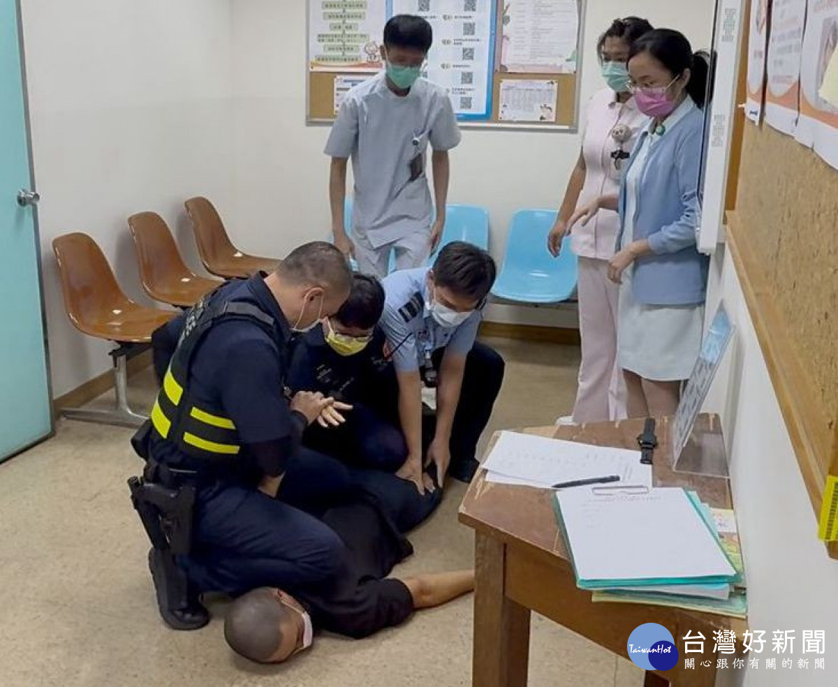 市警局第二分局民權派出所員警與門診同仁模擬突發暴力情境,學習應對技巧