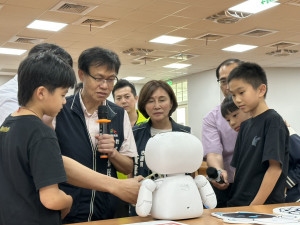 小朋友興奮參加AI機器人教育夏令營