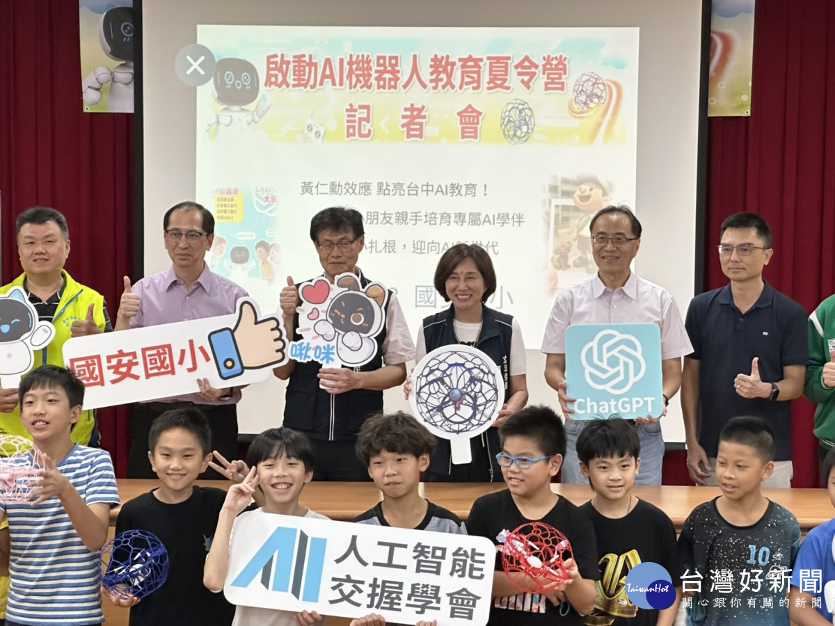 教育局長蔣偉民與黃馨慧議員出席AI機器人教育夏令營