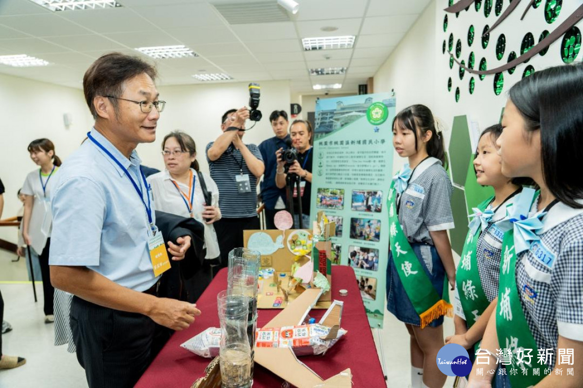 桃園市新埔國小「Eco-School綠天使」生態團隊的孩子分享「淨零綠色生活地圖」，宣導負責任的地球公民與節約能源的觀念。