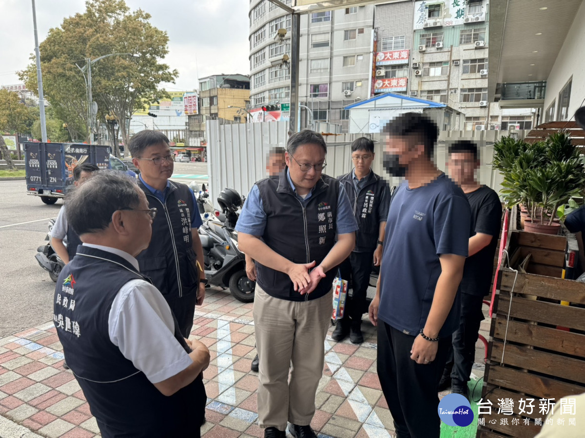 台中市副市長鄭照新偕同民政局長吳世瑋、豐原區長洪峰明等人前往頂街派出所關懷慰問家屬。