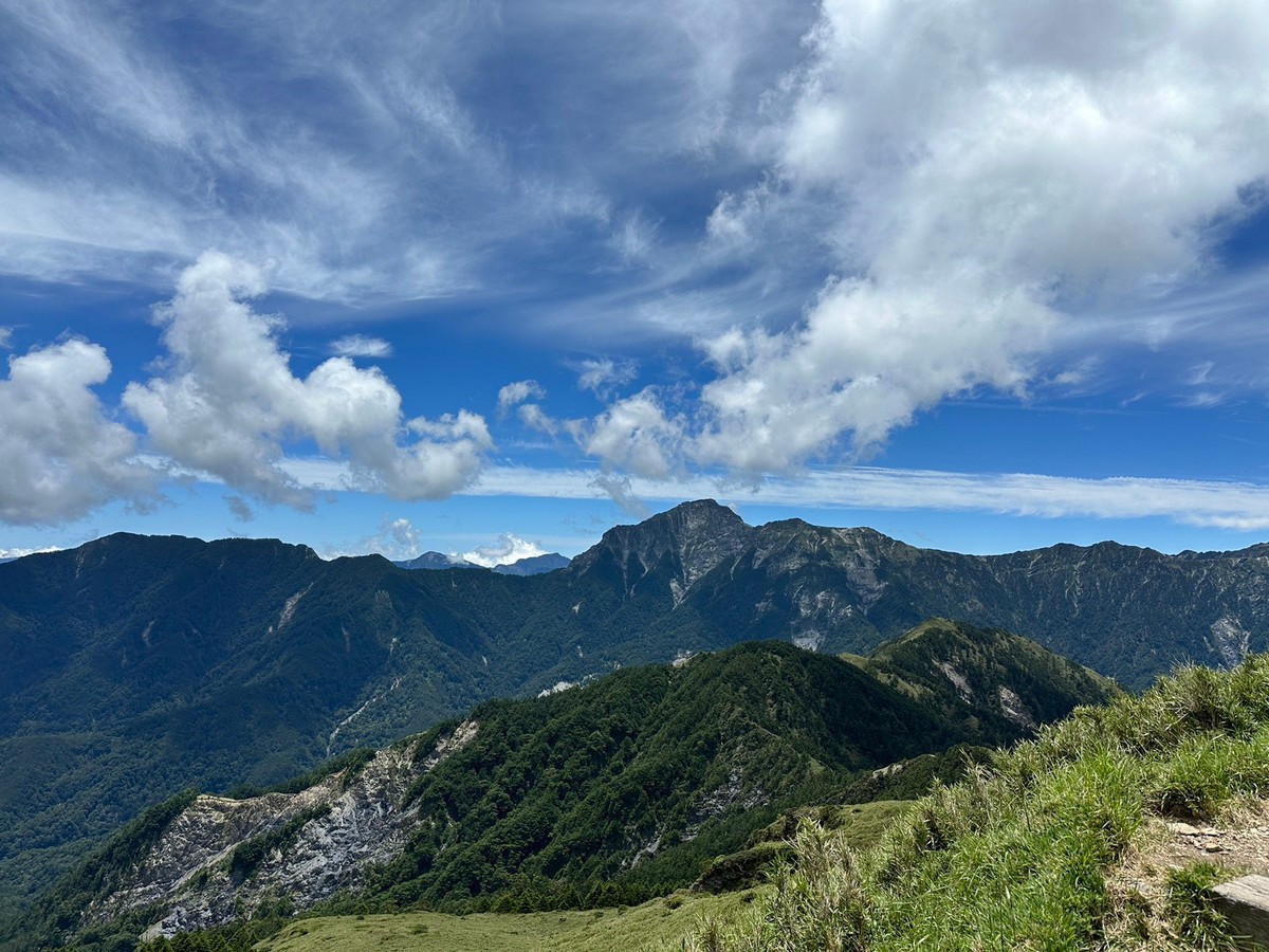 合歡山海拔高、氣溫低，是想遠離平地酷熱天氣的登山旅遊民眾絕佳選擇。（林保署南投分署提供）
