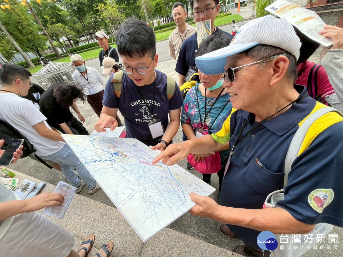 「1943大哉問」關卡民眾合力指認嘉義市1943年都市計畫圖配置／嘉義市府提供
