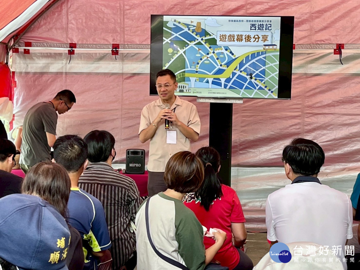 都發處處長許懷群帶領民眾一同想像鐵路西側／嘉義市府提供