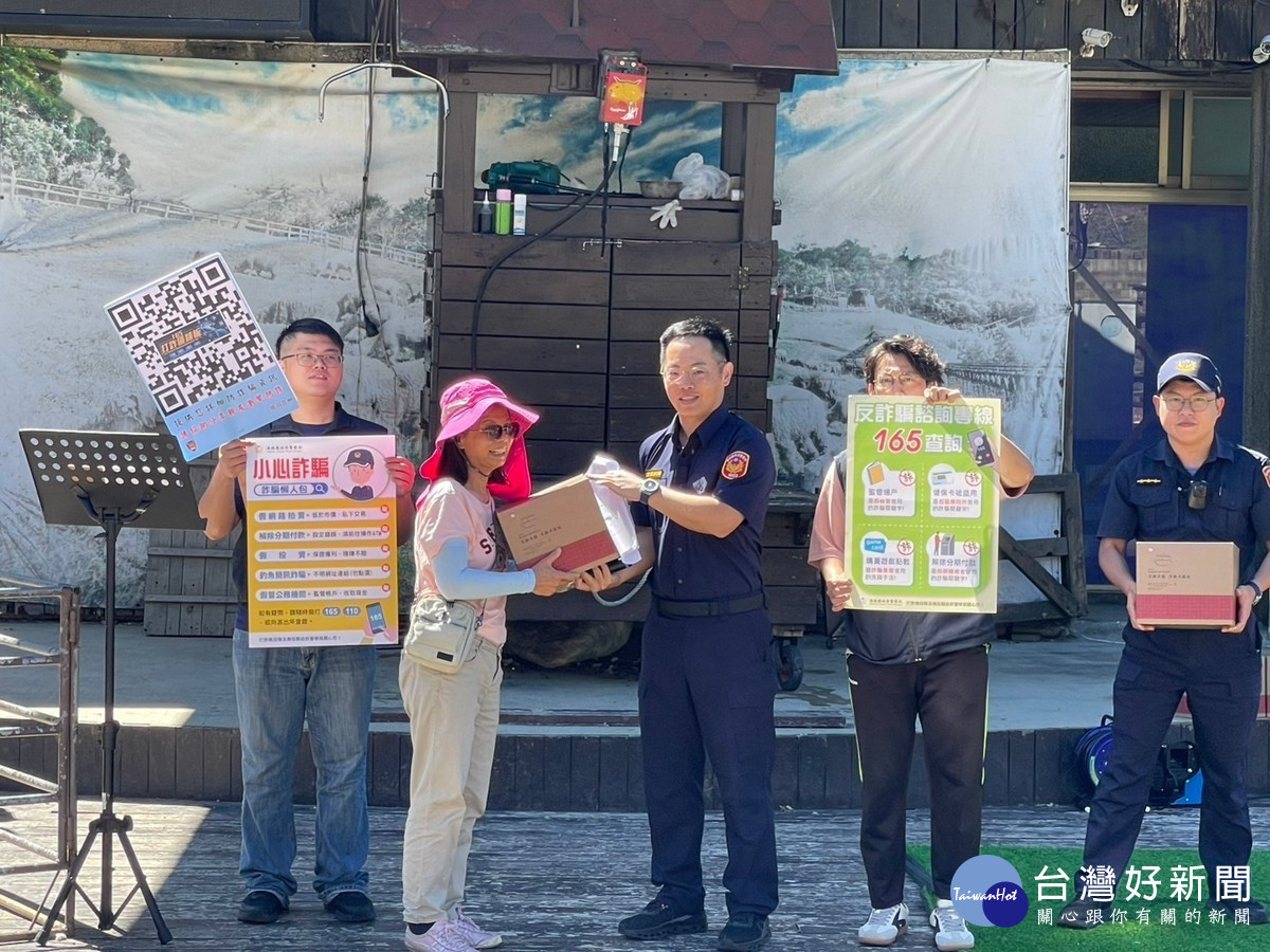 有獎徵答活動也讓民眾印象深刻，藉以達到識詐效果。（仁愛警分局提供）