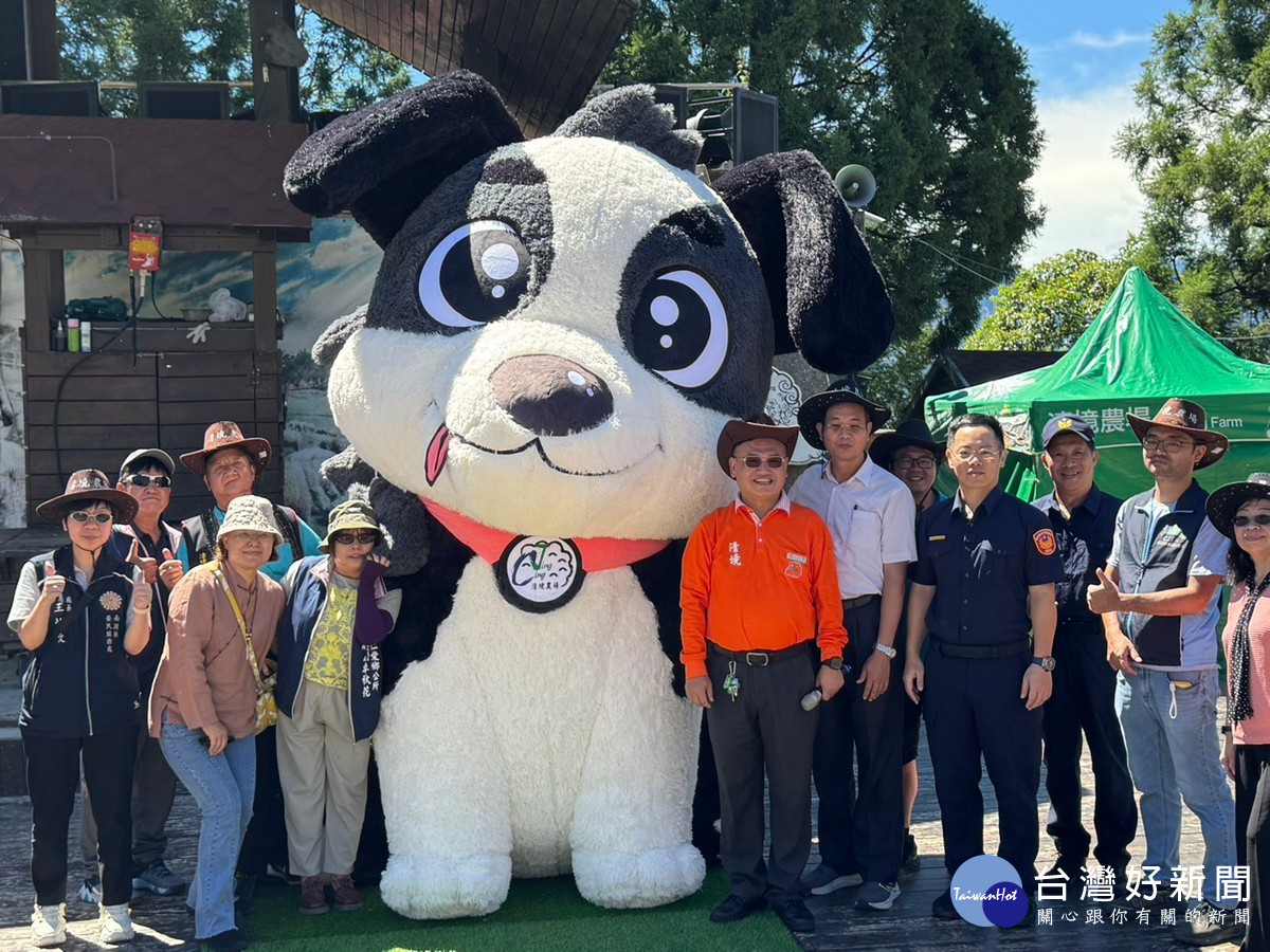 民眾與初登場的牧羊犬氣球合影。（仁愛警分局提供）
