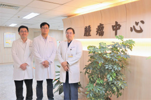 右：血液腫瘤科醫師施霽修中：骨科醫師陳奕舟 左 ：放射腫瘤科醫師高永碩（桃園醫院提供）