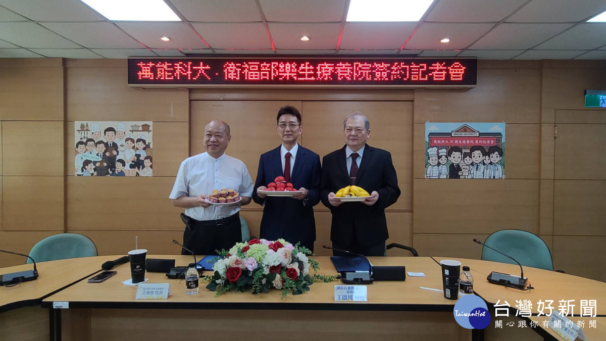 廖成文主任(左)表示，萬能餐飲系研發豆渣等剩食製作成低升糖指數的饅頭、餅乾，提供樂生療養院糖尿病院生食用。