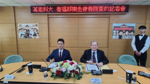 樂生療養院王偉傑院長(左)與萬能科技大學副校長王啟川共同簽署合作意向書，雙方將合作以豆粕饅頭照顧糖尿病院生。