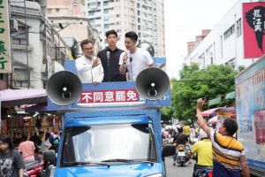 台北市長蔣萬安陪同立法委員鄭正鈐掃街拜票。