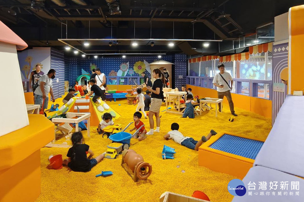 中壢地標「大時鐘商場」5樓「追風奇幻島－朵朵花園」已於6月28日率先開放試營運