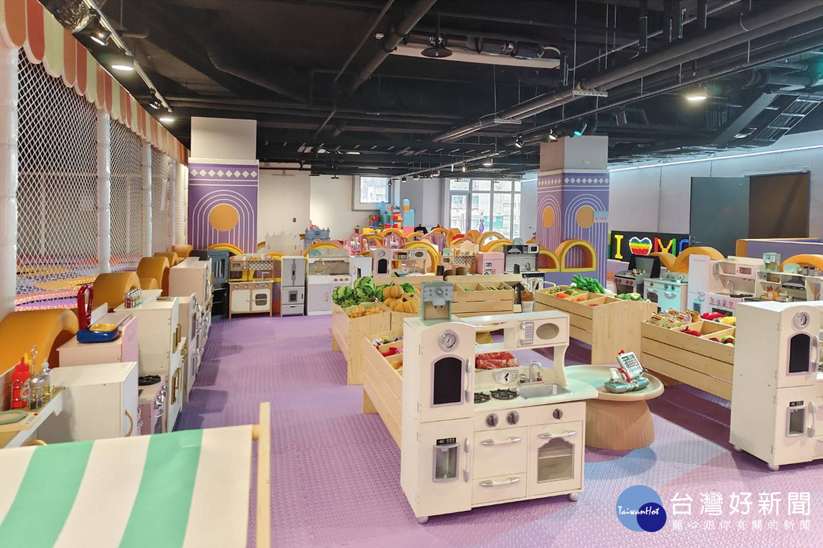 中壢地標「大時鐘商場」5樓「追風奇幻島－朵朵花園」已於6月28日率先開放試營運。