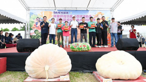 張市長頒發西瓜評鑑及超級大南瓜競賽獎項。