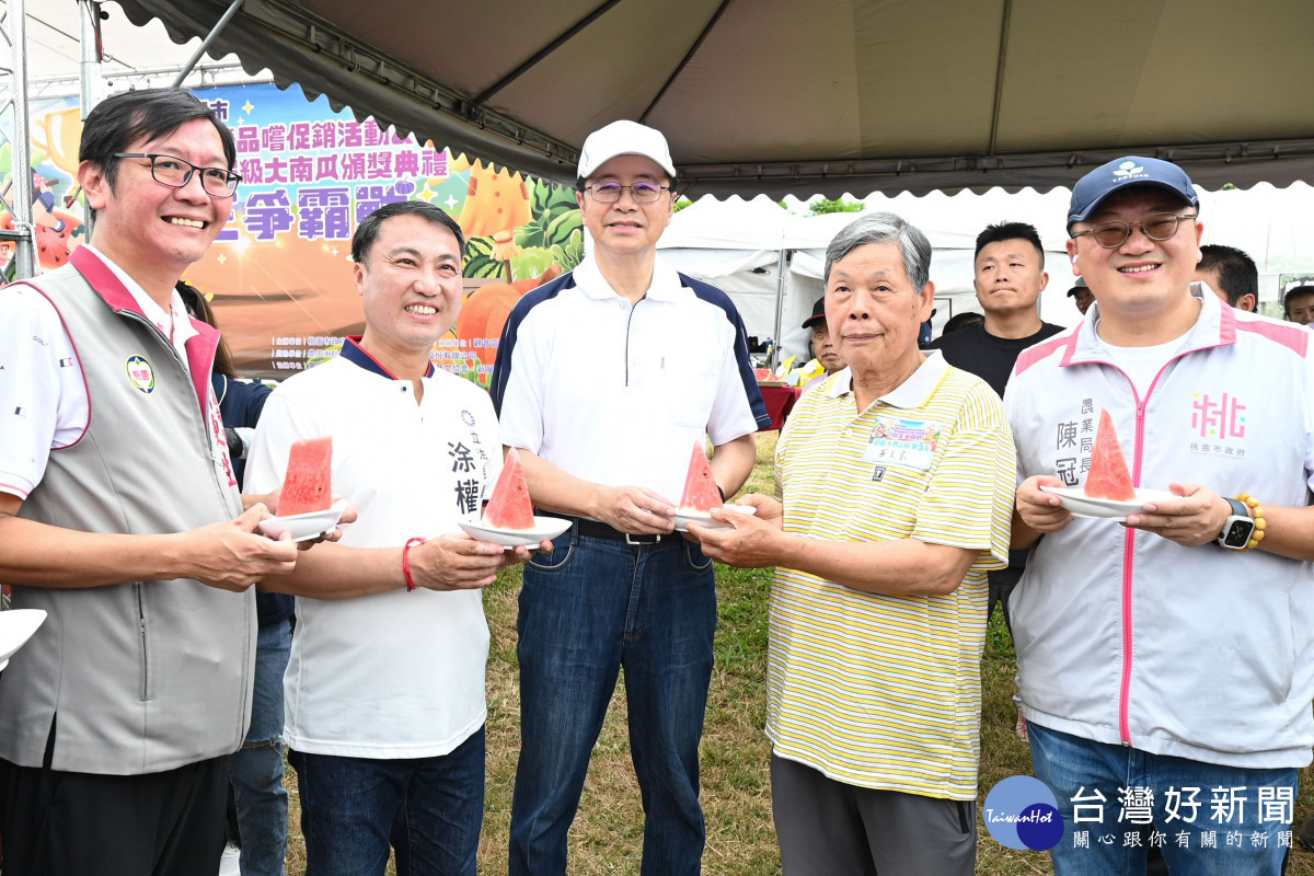 張市長與西瓜組參賽農友合照。