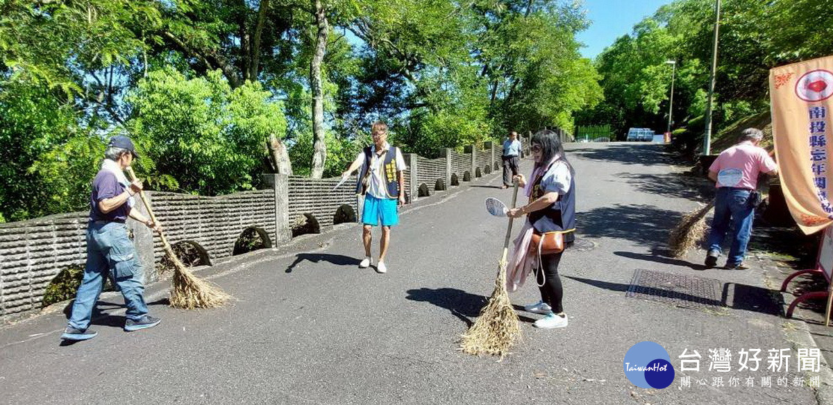 會員打掃步道整理環境。（忘年關懷協會提供）