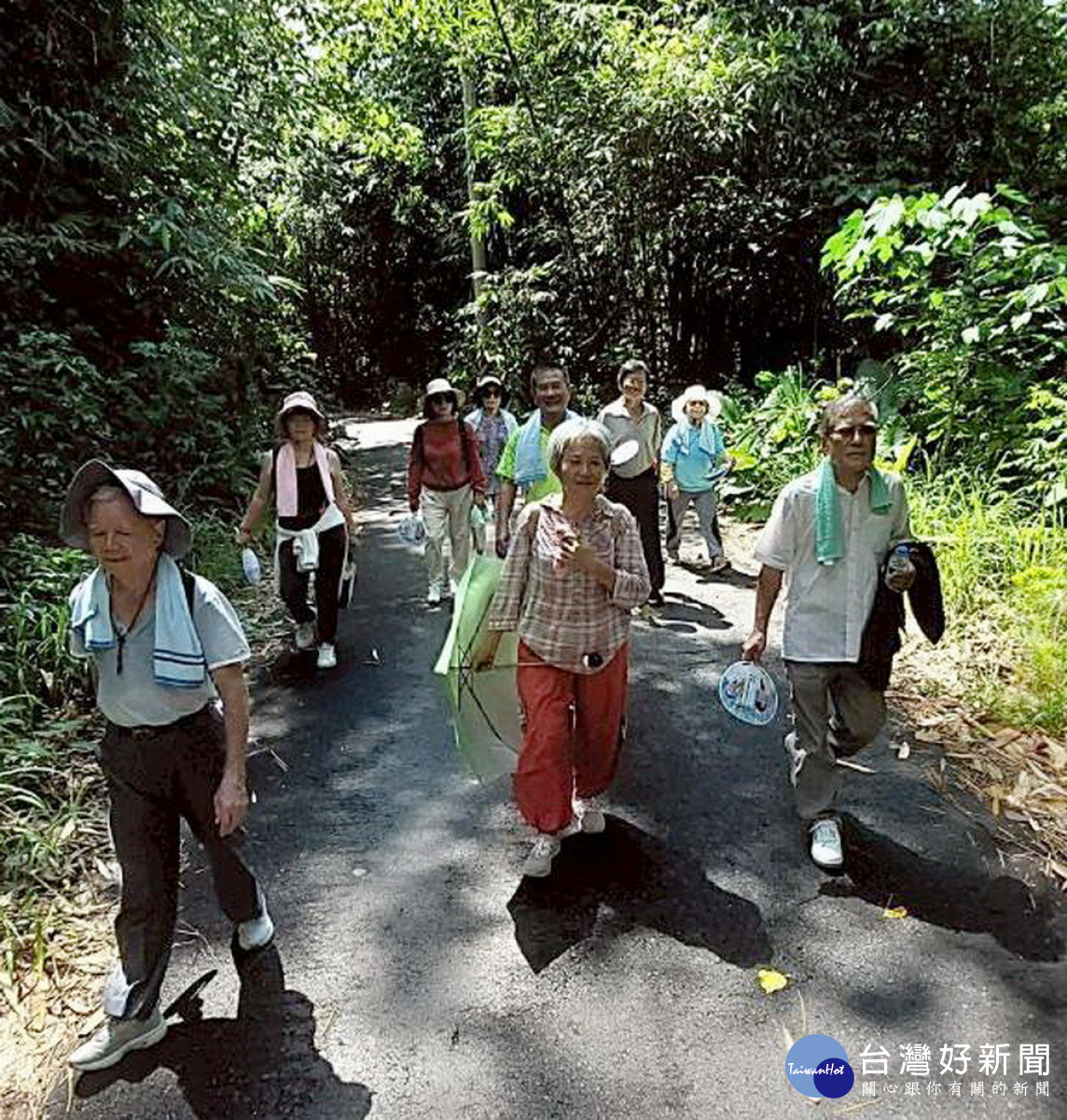 林間徐徐而行既悠閒又聯誼。（忘年關懷協會提供）