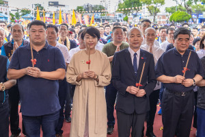 許縣長韓院長馬立委游立委等上香祈祝國泰民安。（縣府提供）