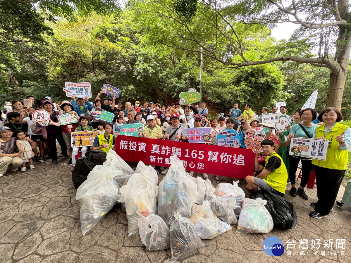 吳進益局長帶隊，撿拾垃圾、分類資源回收。