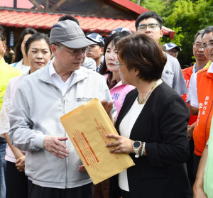 卓揆視察彰化芬園貓羅溪改善工程 ，王惠美把握機會爭取三大工程清疏經費。圖／記者鄧富珍攝
