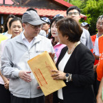 卓揆視察彰化芬園貓羅溪改善工程 ，王惠美把握機會爭取三大工程清疏經費。圖／記者鄧富珍攝