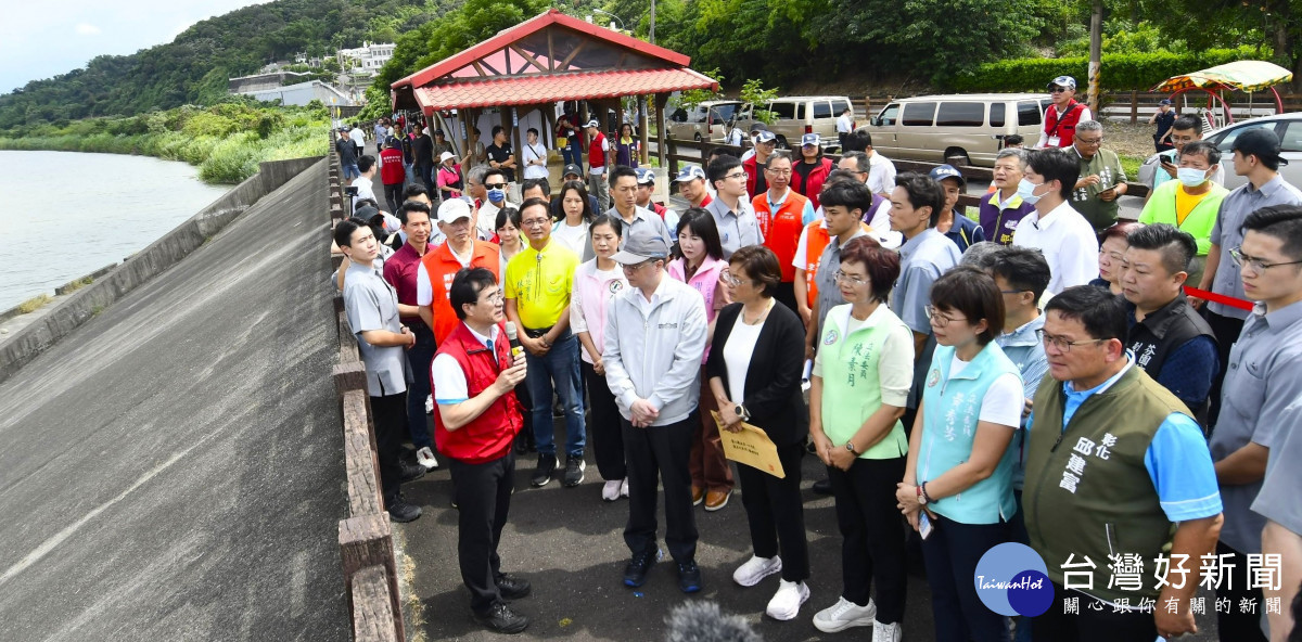 丹娜絲颱風來勢洶洶,5日卓揆視察彰化芬園貓羅溪改善工程 ,王惠美把握機會爭取三大工程清疏經費。圖/記者鄧富珍攝