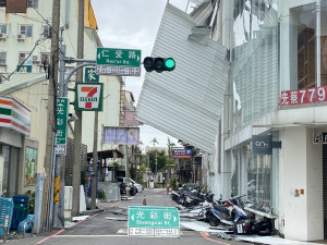 嘉義市光彩街上鐵皮屋頂及路名標誌遭強風吹落／陳致愷攝影