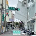 嘉義市光彩街上鐵皮屋頂及路名標誌遭強風吹落／陳致愷攝影