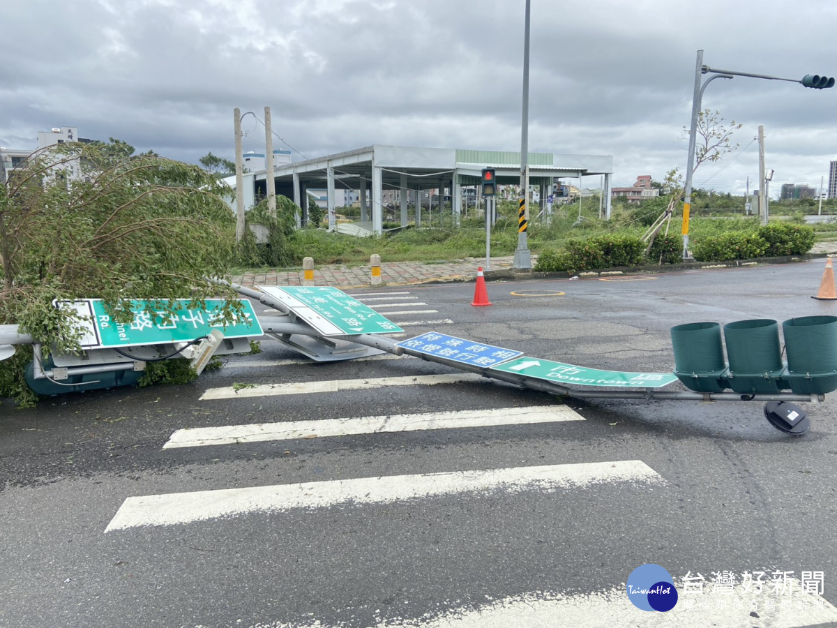 嘉義市西區湖子內路交通號誌、路名標誌及路樹倒伏／陳致愷攝影