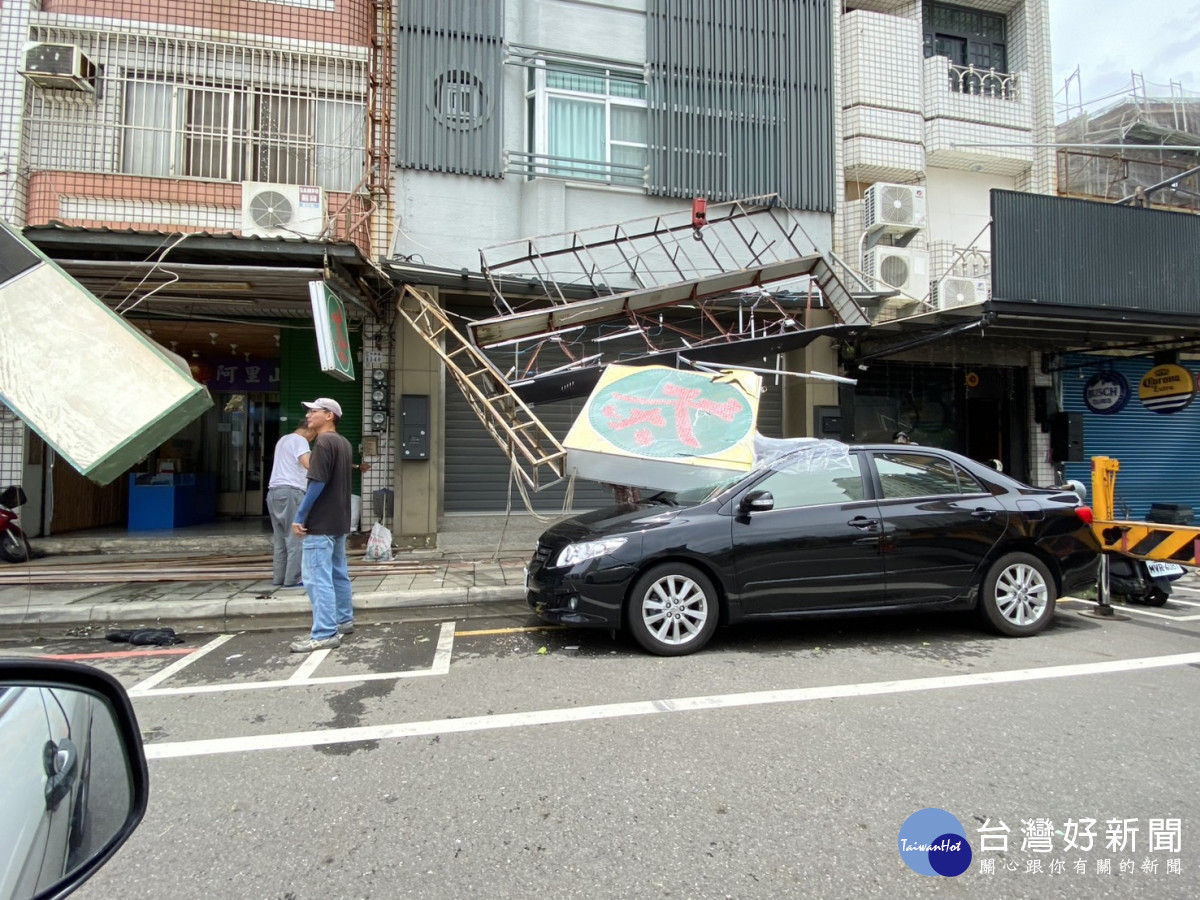 店家招牌遭強風吹落砸中路旁車輛／林詩涵攝影