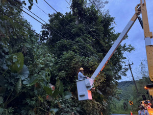 台電嘉義區處在深夜風雨漸歇後即投入搶修供電主幹線／台電嘉義區處提供