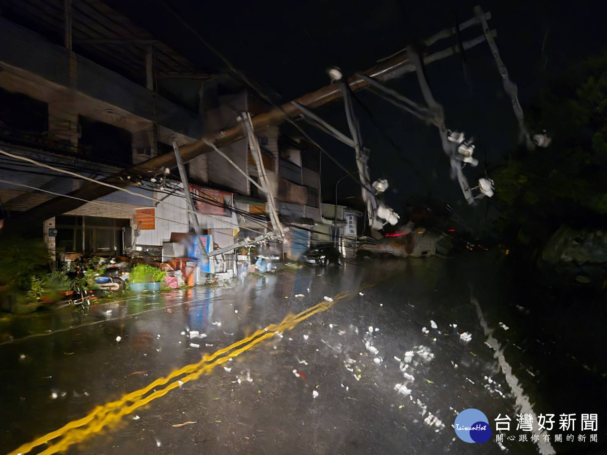丹娜絲颱風導致嘉義縣市配電電桿倒斷逾300支／台電嘉義區處提供