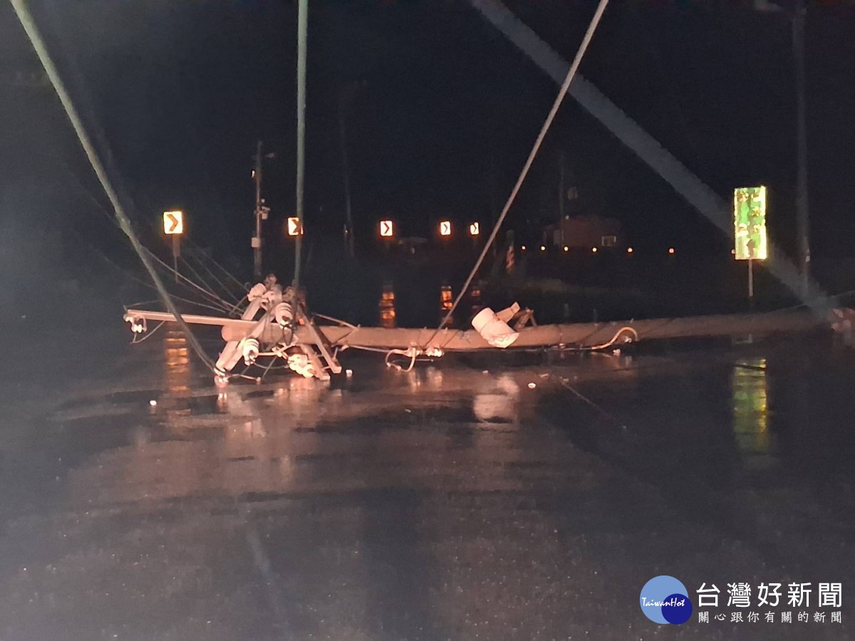 丹娜絲颱風導致嘉義縣市配電電桿倒斷逾300支／台電嘉義區處提供